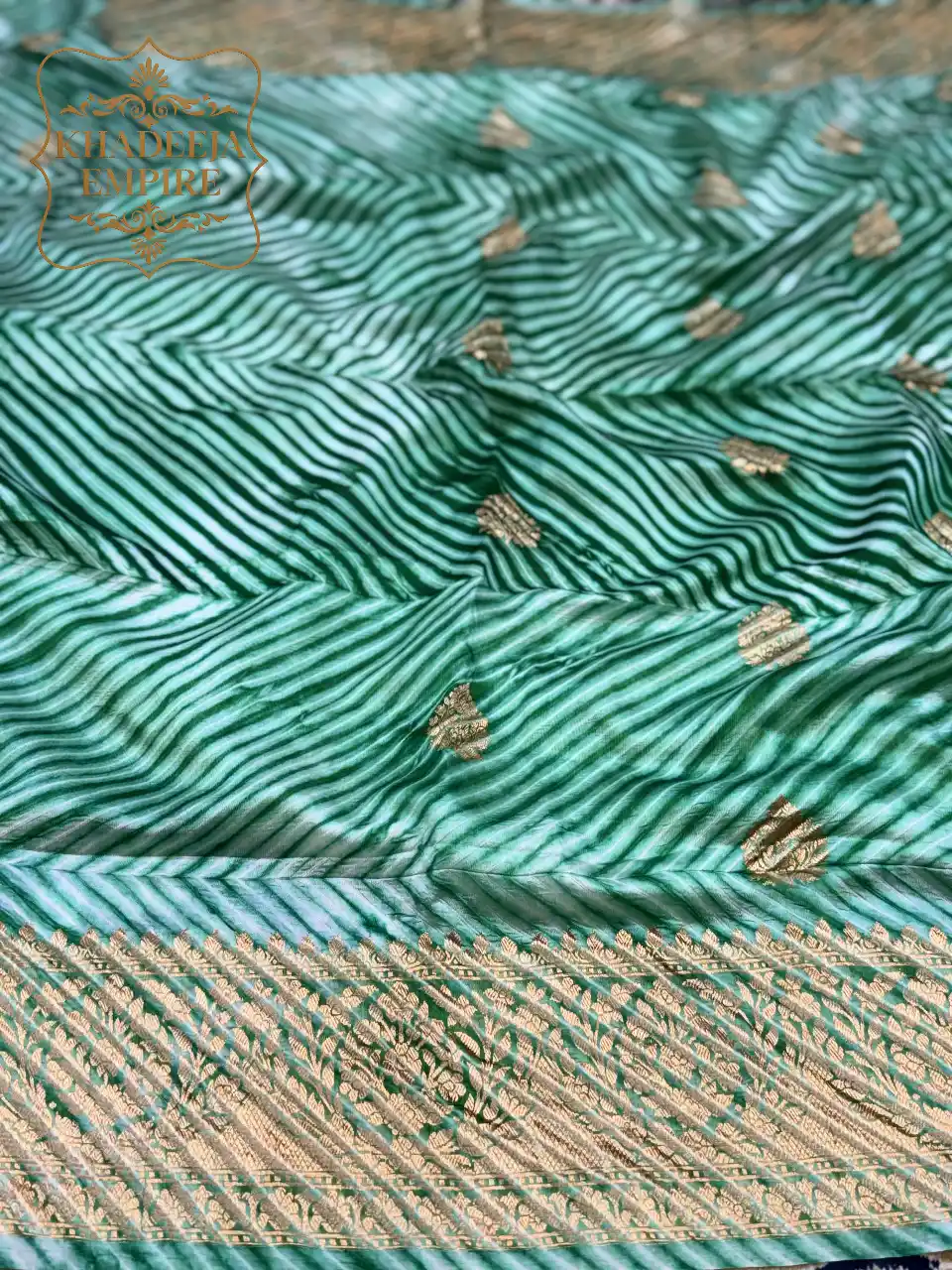Green Pure Mango Silk Handloom Kadwa Banarasi Saree with Intricate Gold Zari Butis, Traditional Rich Pallu, view 3